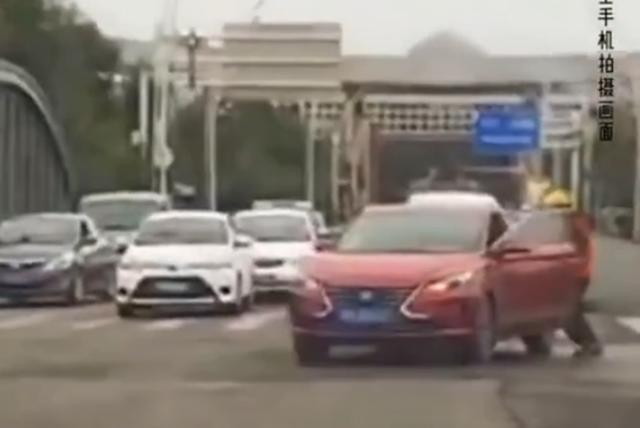 外賣小哥16秒停住失控汽車：不是什么大事，也沒(méi)耽誤送餐時(shí)間